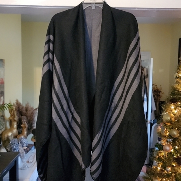 Women's reversible shall - Picture 3 of 3